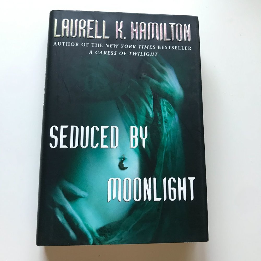 🧿 2 for $25 🧿 Laurell K Hamilton - Seduced By Moonlight - A Novel